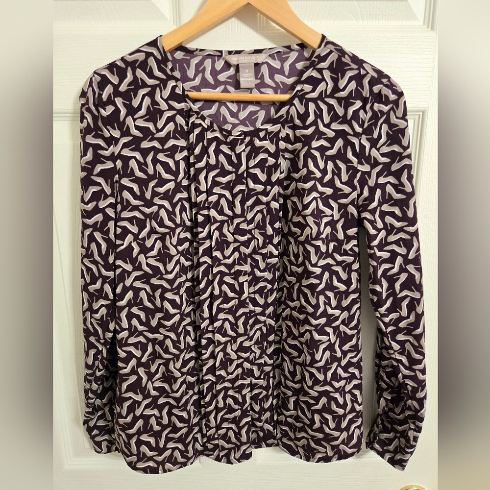 Banana Republic Women's Pleated Purple Beige Shoe Print Blouse Size Small